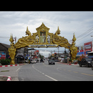 Der Bogen zeigt den 2016 verstorbenen, noch immer verehrten König Bhumibol